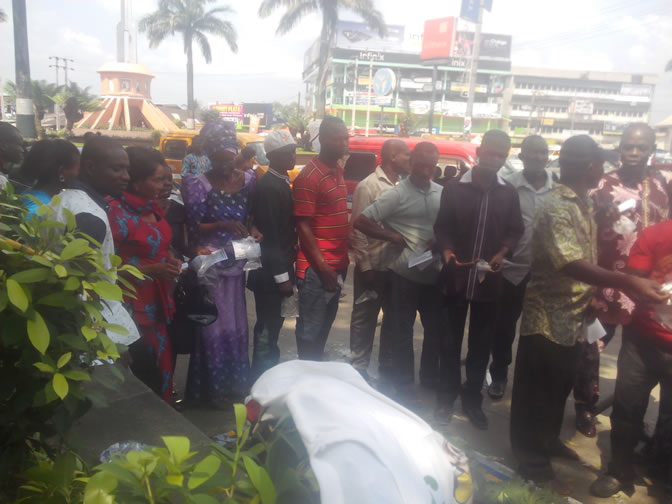 A Curious/Expectant Crowd Gathers to Wach/Listen to the Herbs Dealer Demonstrate the Efficacy of His Herbal Mixtures