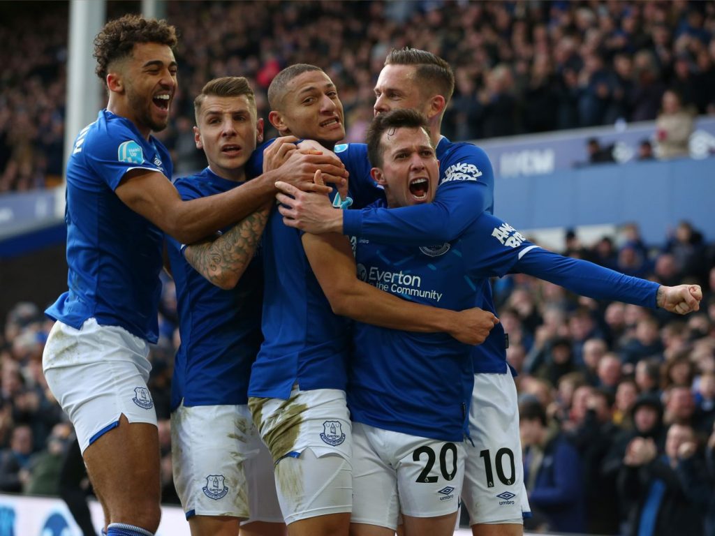 Everton players celebrating straightnews
