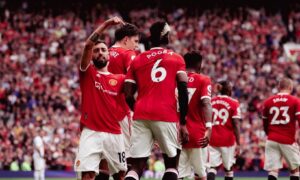 Man United players celebrating victory over Leeds straightnews