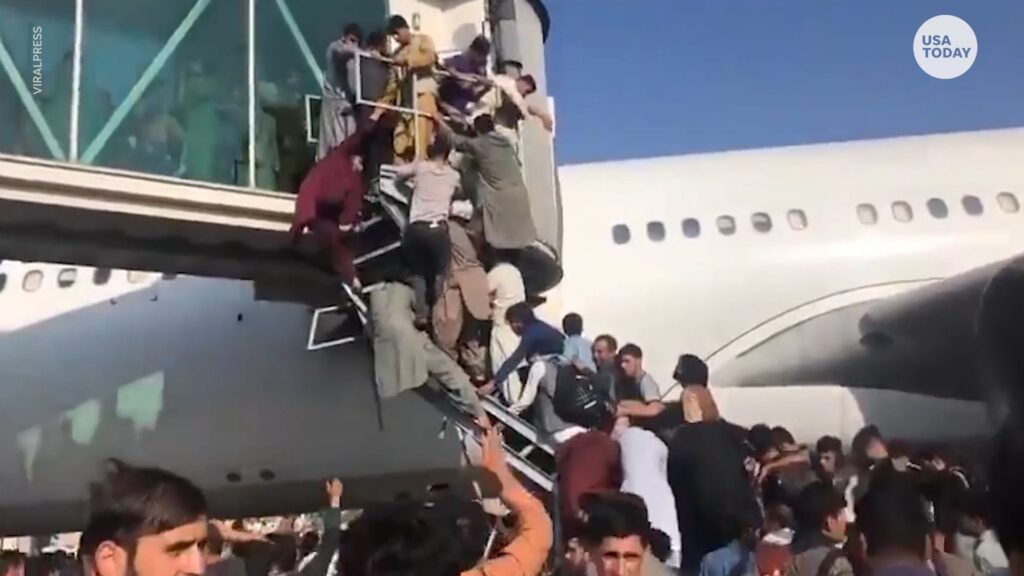Afghans besieging Kabul Airport straightnew
