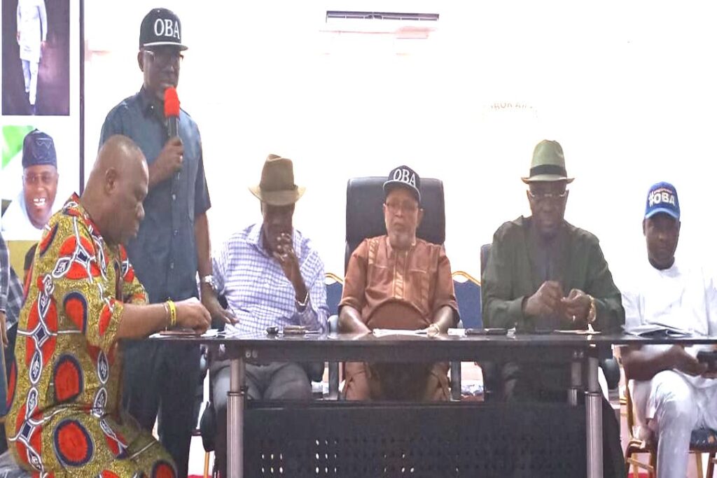 The Chairman of Senator Bassey Albert Akpan governorship campaign organisation known as Akwa Ubok Abasi, ArchBishop Andrew Uwanta (middle)- Straightnews