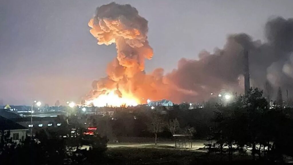 Explosions rock Kyiv - straightnews