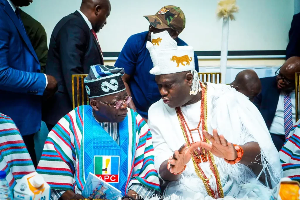 Ooni of Ife having a tete tete with Asiwaju Bola Tinubu- Straightnews