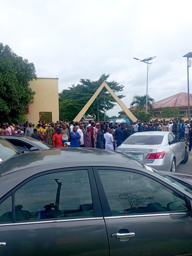 People stranded at the main gate of Akwa Ibom House of Assembly - Straightnews
