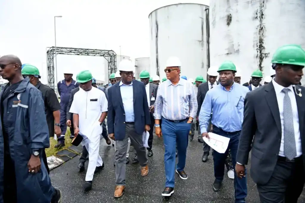 Governor Umo Eno and entourage visiting Ibom Plant in Ikot Abasi- Straightnews