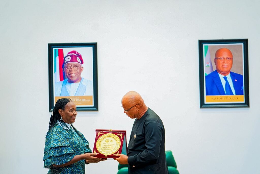 CBN Director of Branch Operations, Mrs Elizabeth Fasoranti presents a plaque to Akwa Ibom Governor, Pastor Umo Eno - Straightnews