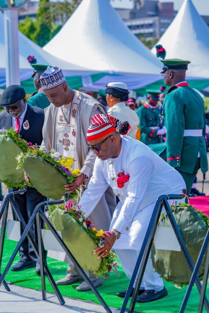 Senator Godswill Akpabio laying wreath at the Abuja Cenotaph - Straightnews