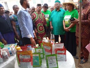 Obong Eno Akpan flanked by Mrs Ekanem during exhibition - Straightnews