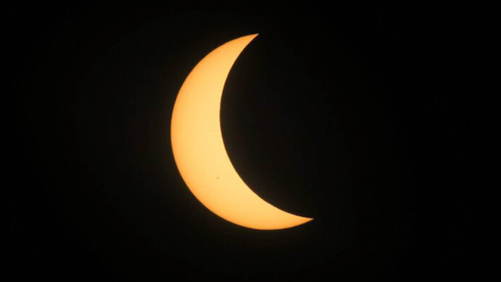 Total Solar Eclipse races across Mexico, US, Canada - Straightnews