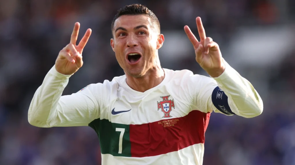 Cristiano Ronaldo notches 1 billion followers on social media - Straightnews