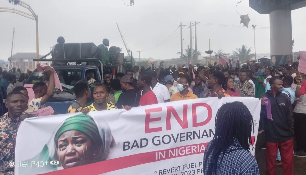 Endbadgovernance protest - Straightnews