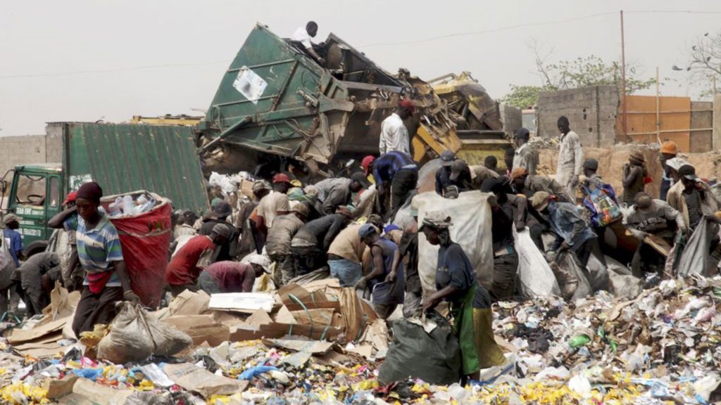 Waste scavengers at work - straightnews