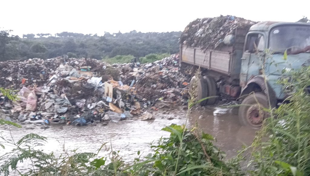 Refuse heap at Uyo Village Road - Straightnews