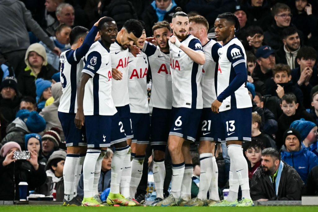 Tottenham Hotspur players celebrate after beating Manchester City - Straightnews