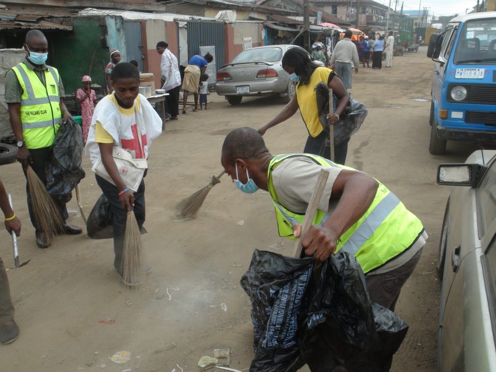 People cleaning up environment - Straightnews