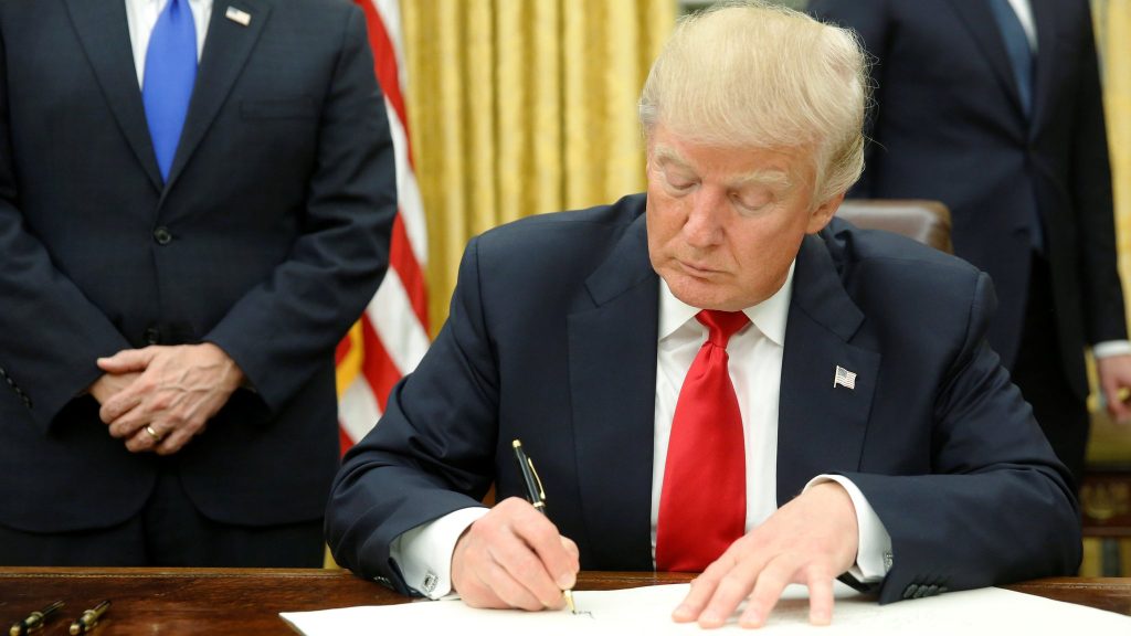 Donald Trump signs first executive orders - Strasightnews