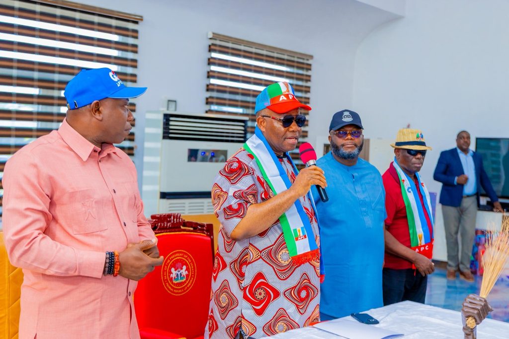 Senator Godswill Akpabio addressing the APC members and stakeholders in Uyo - Straightnews