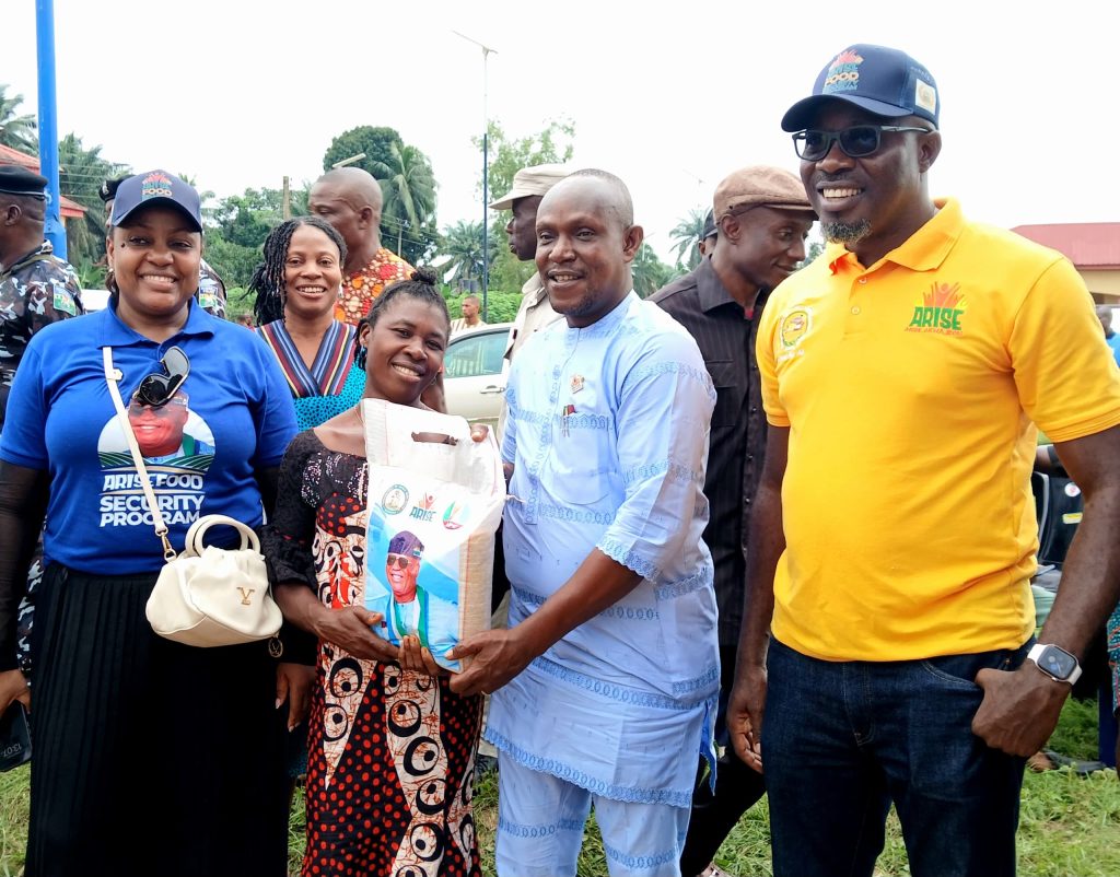 Food distribution in Oruk Anam - Straightnews