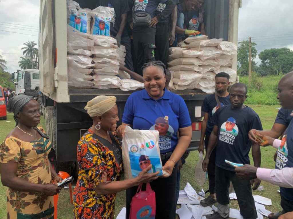 Mrs Emem Ibanga handing over a bag of rice to one of the beneficiaries - Straightnews