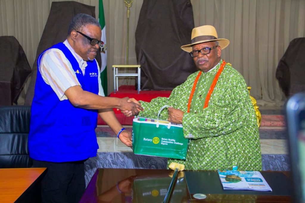 Dr. Balogun presenting a souvenir to a Paramount Ruler in Akwa Ibom - Straightnews