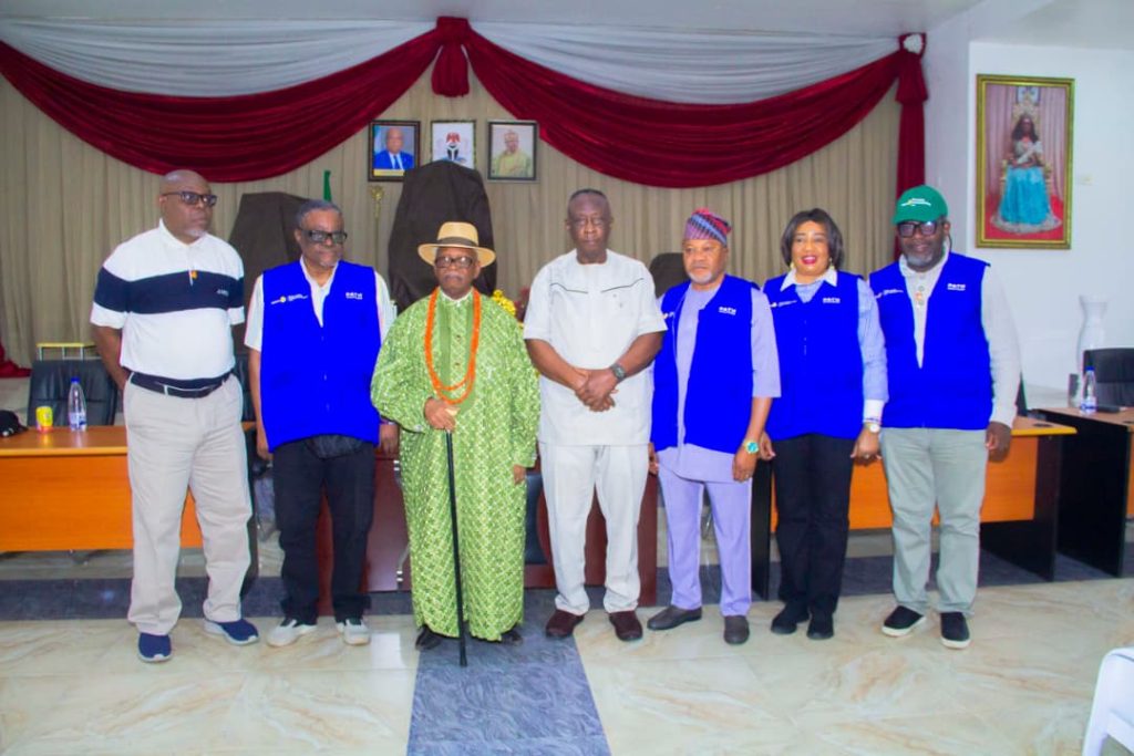 Dr. Balogun and others posing with Paramount Ruler of Eket Local Government Area, Edidem Etim Charles D. Abia - Straightnews