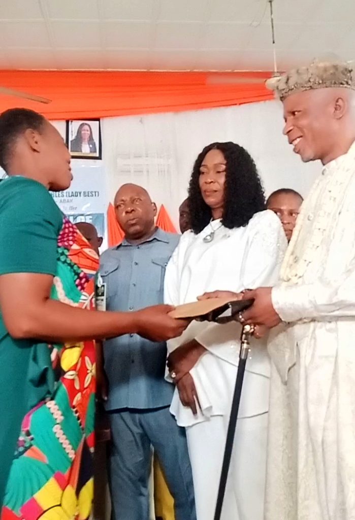 Second Tranche: Abak LG Disburses N31.2m Business Grants to156 Beneficiaries Mrs Ime Effiong Charles, her spouse and Paramount Ruler of Abak giving the grant to one of the beneficiaries - Straightnews