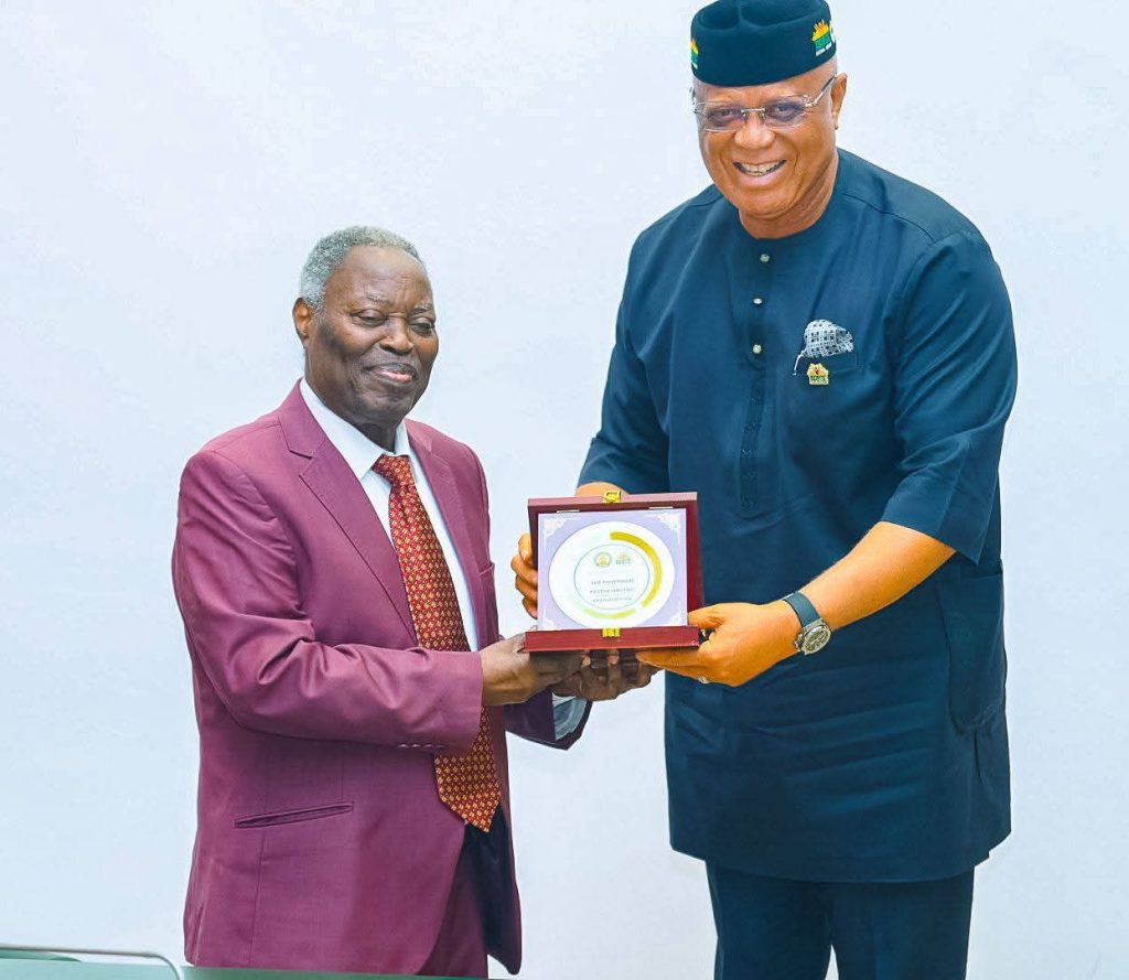 Gov Eno Breaks Silence on cancellation of Yusuf’s ‘Uyo 1 million crusade’ Gov Umo Eno handing over a plaque to Pastor William Kumuyi - Straightnews