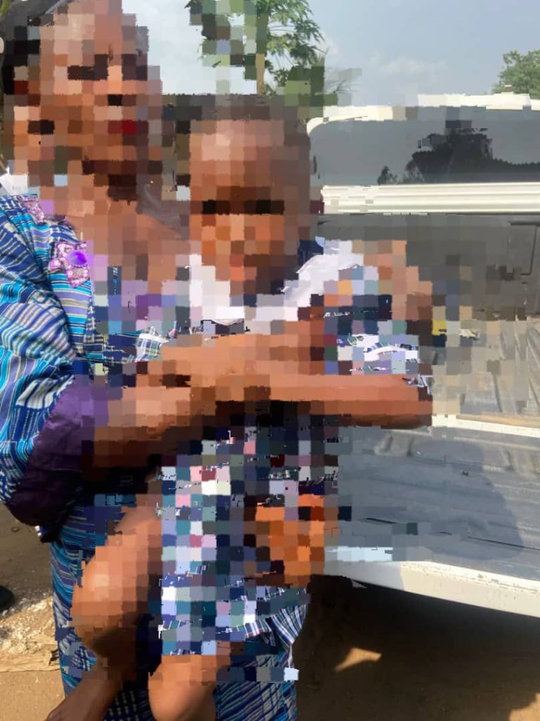The rescued toddler held by her mother - Straightnews