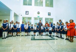 Governor Eno and the King's Kids pupils in Uyo - Straightnews