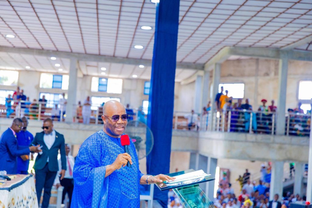 Senator Godswill Akpabio speaking bin the church - Straightnews