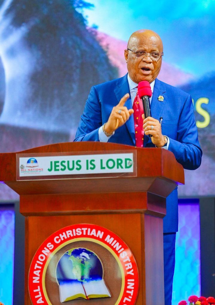 Governor Umo Eno speaking in the church - Straightnews