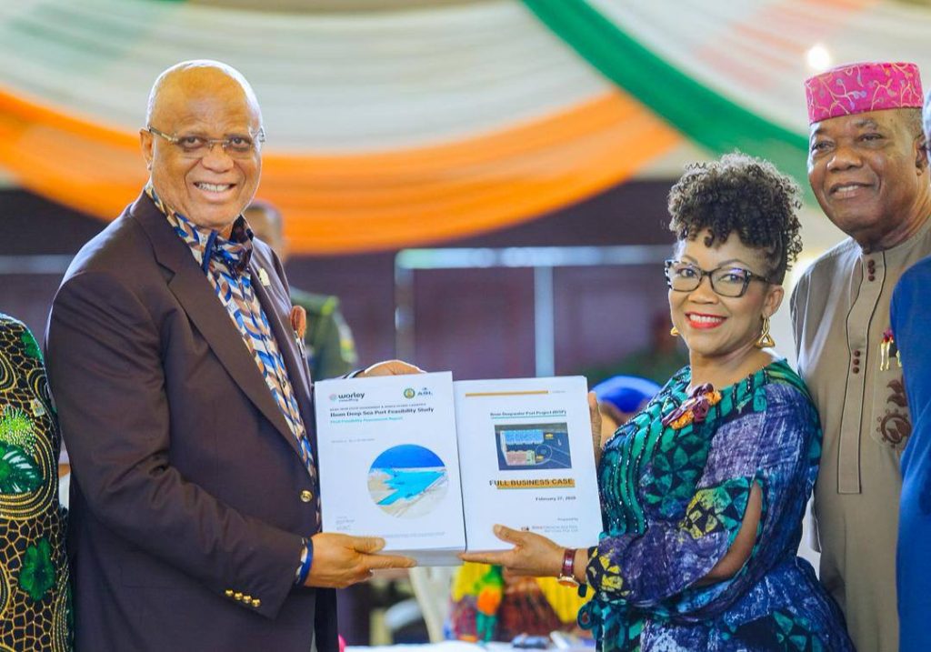 Mrs Mfon Usoro handing over the Technical report to Governor Umo Eno - Straightnews