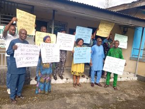 Protesting parents of the Dental students - Straightnews