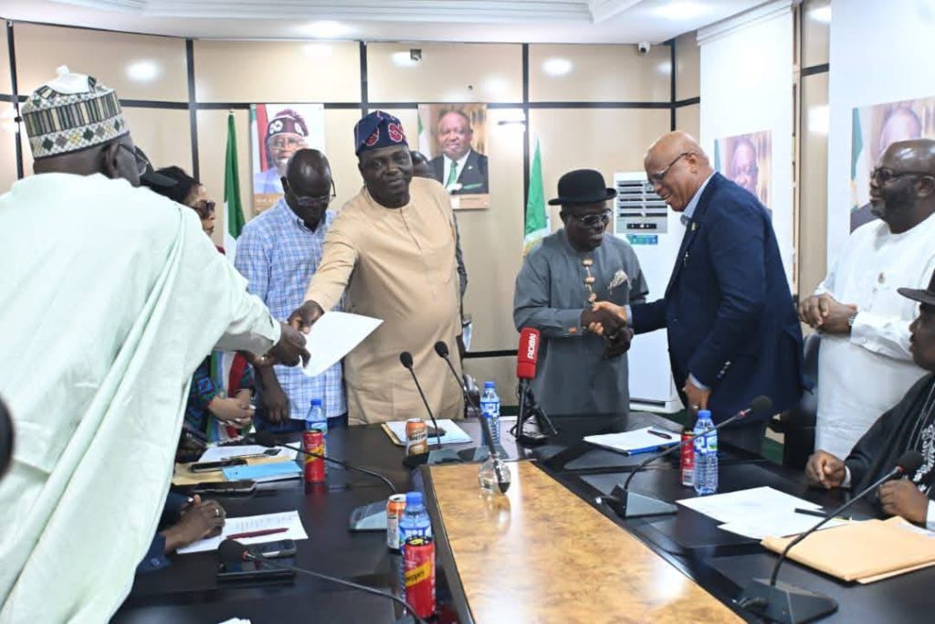 Governor Umo Eno being congratulated by APC Screening Committee members - Straightnews