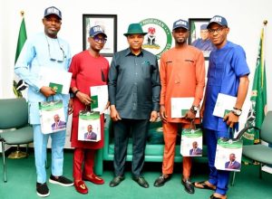 Dr. Idem with trainees - Straightnews