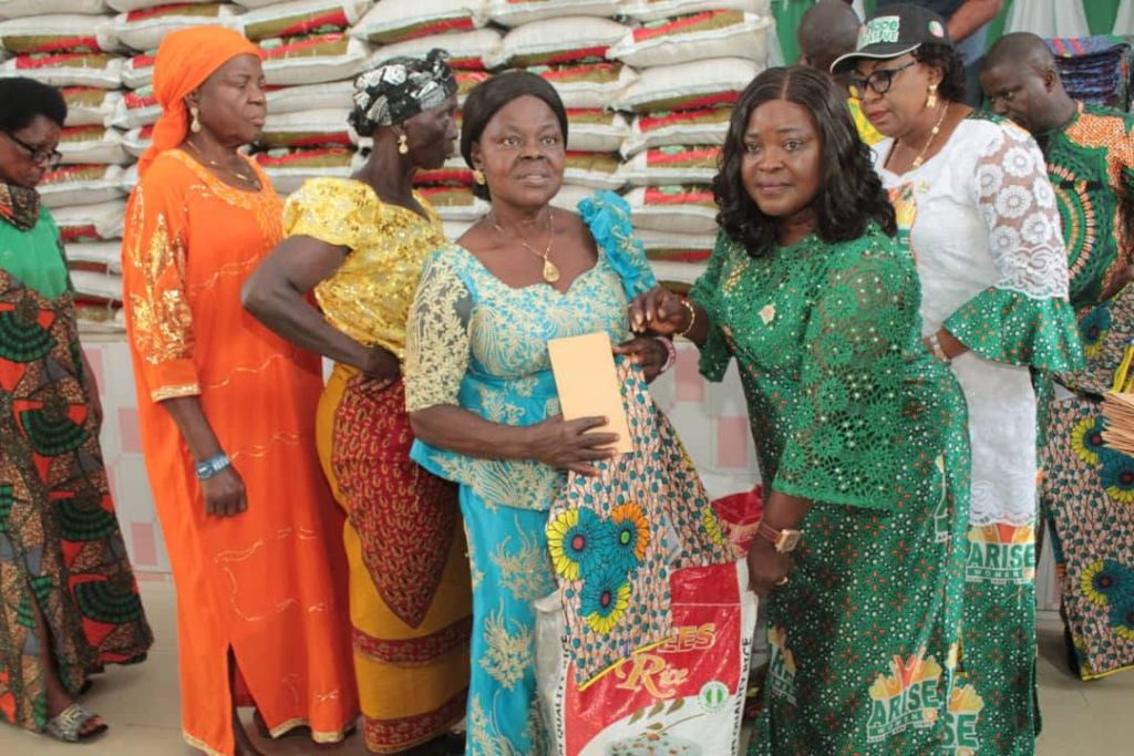 The Akwa Ibom Commissioner for Women and Social Welfare, Mrs Inibehe Etukudo presenting items to a widow - Straightnews