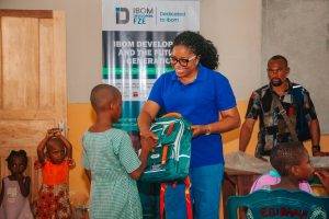 Ms Grace Inyang presenting a bag to one of the pupils - Straightnews