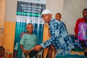 One of the company's representatives presenting a bag to a pupil - Straightnews