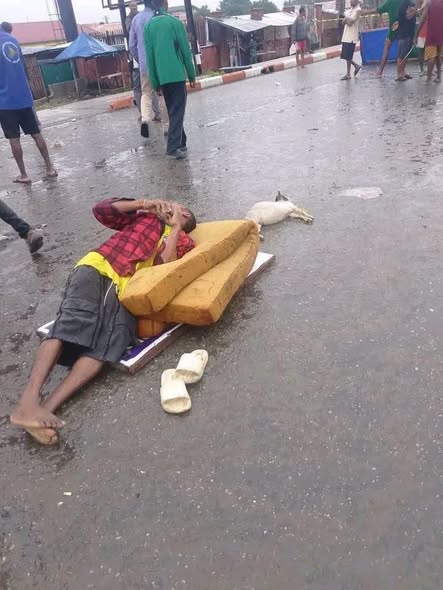 Floods Hit Uyo, Residents Flee, Leaving Others Homeless The flood rendering a child homeless in Akwa Ibom - Straightnews