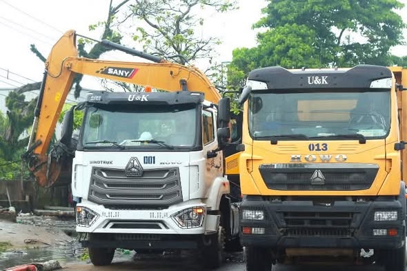 Govt Desilts Drains to Evacuate Floodwater from Affected Areas in Uyo- Umanah Heavy-duty trucks desilting drains and floodwater in Uyo - Straightnews