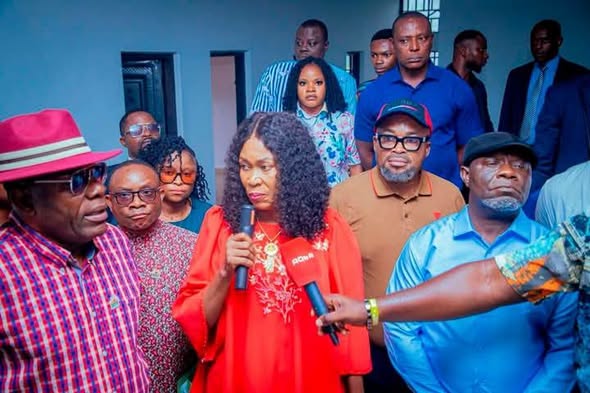 AKHA Committee Chairman Gives Thumbs up to Abak LG Boss for Service Delivery Mrs Ime Charles, Abak LG Boss addressing the AKHA Committee on oversight visit to the area - Straightnews