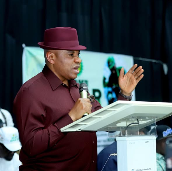Idem Trains 100 on Solar Power System Installation and Maintenance Rt. Hon. Unyime Idem speaking at the training - Straightnews