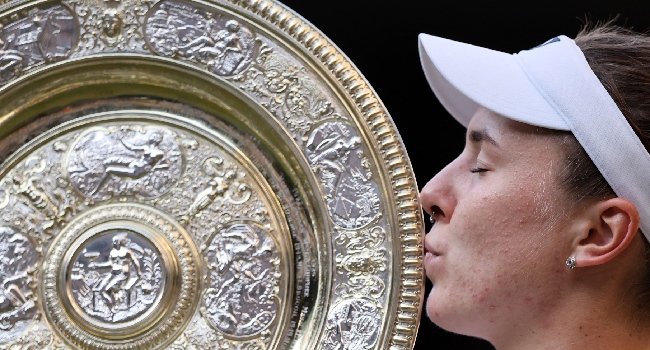 Noskova Floors Muchova to win first Wimbledon Title Czech Republic’s Linda Noskova kisses the winner’s trophy - Straightnews