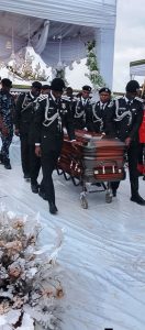 Police carry the casket to the venue - Straightnews
