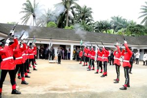 A cross section of policemen with guns - Straightnews