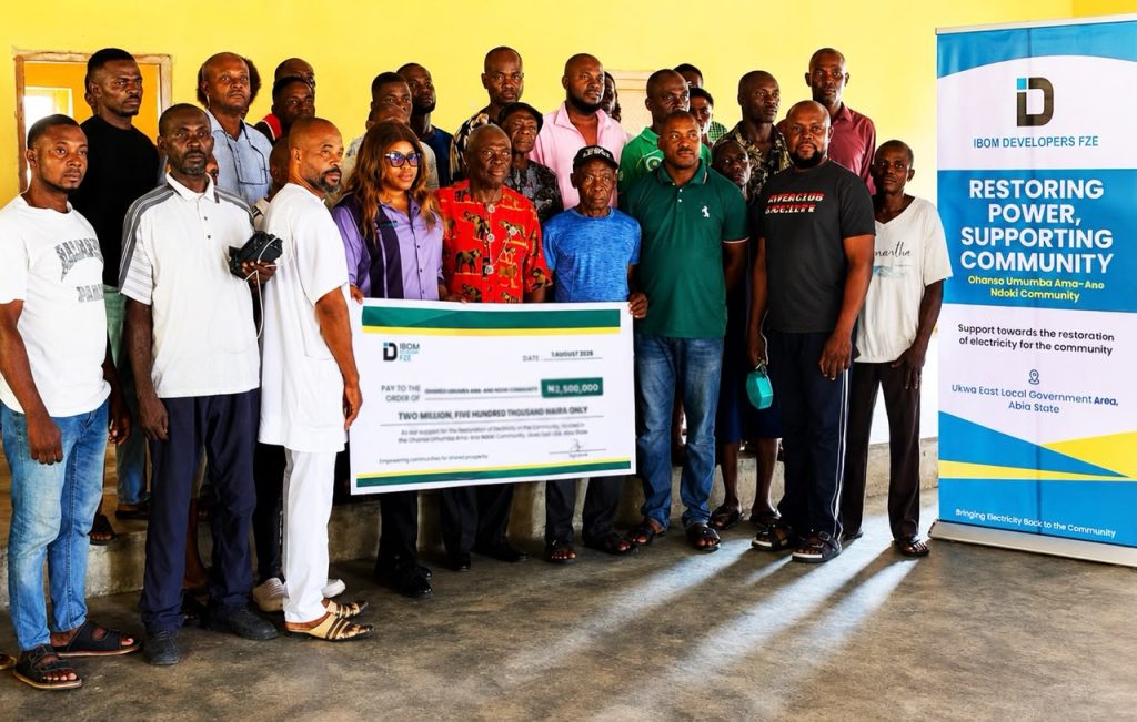 Ibom Developers FZE Donates N2.5m to Restore Electricity in Abia community Ibom Developers FZE has presents a cheque to Abia community - Straightnews