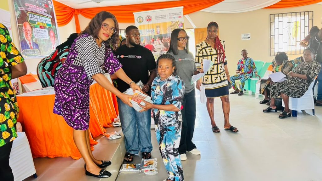 Second Planting Season: Helen Keller Int’l Supports Ikot Ekpene Farmers with Seedlings Ms Gift Alfred presenting a packet of seedlings to a farmer - Straightnews